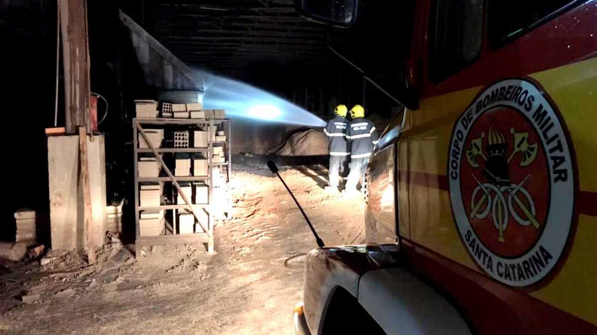 Bombeiros de Morro da Fumaça atendem incêndio em Sangão