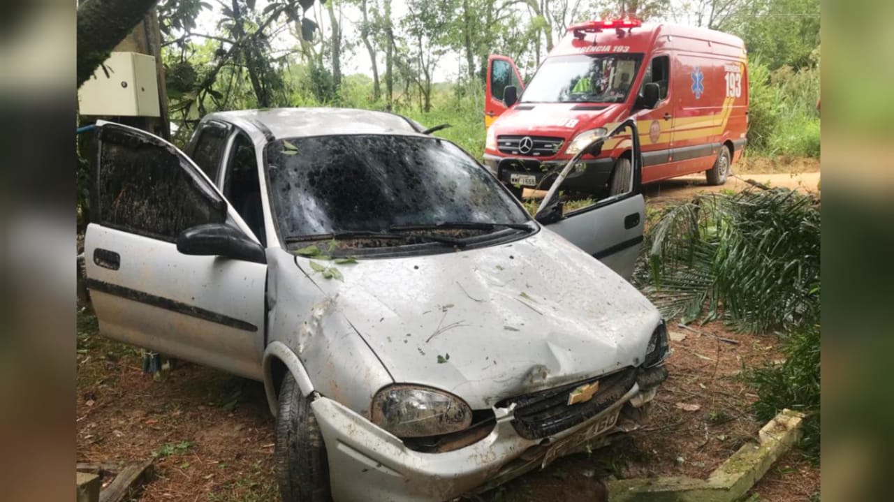 Motorista fica ferida após perder o controle do veículo na Linha Cabral