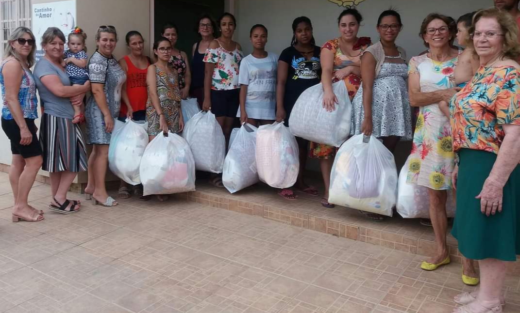 Farmácia encerra atividades. Arquiteto comemora carreira. Comércio em discussão e Cantinho do Amor na assistência social.