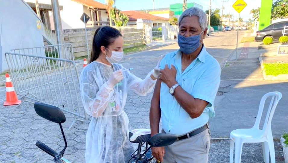 Covid-19: Morro da Fumaça vacina 234 idosos de 66 e 67 anos de idade