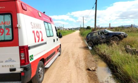 Motorista perde o controle do veículo, capota e bate em cerca de empresa