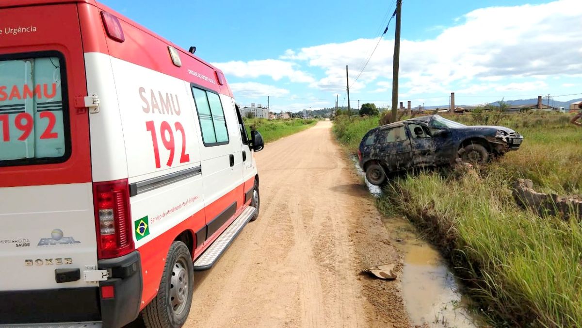 Motorista perde o controle do veículo, capota e bate em cerca de empresa