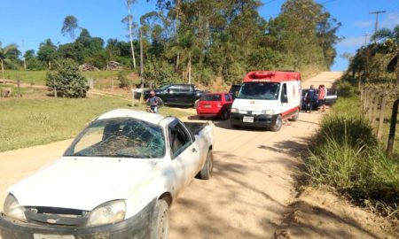 Jovem fica ferido após carro bater em barranco e capotar