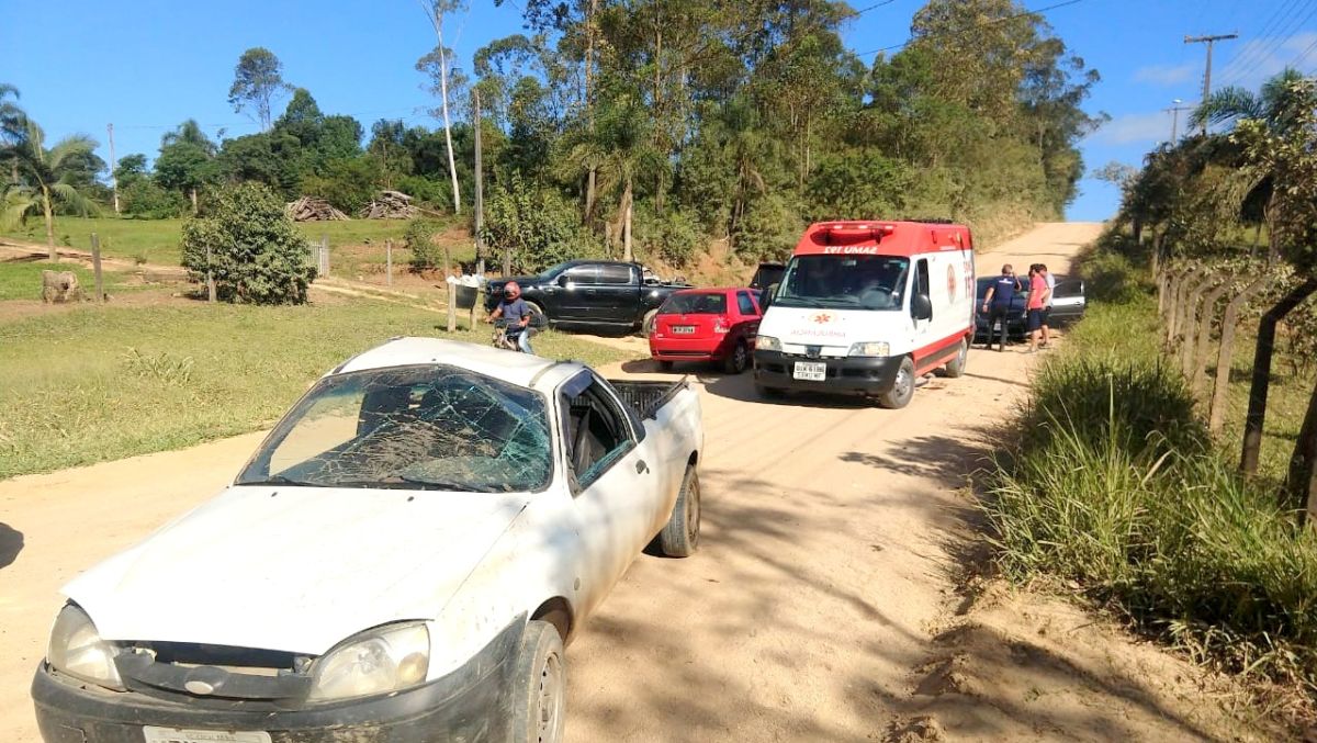 Jovem fica ferido após carro bater em barranco e capotar