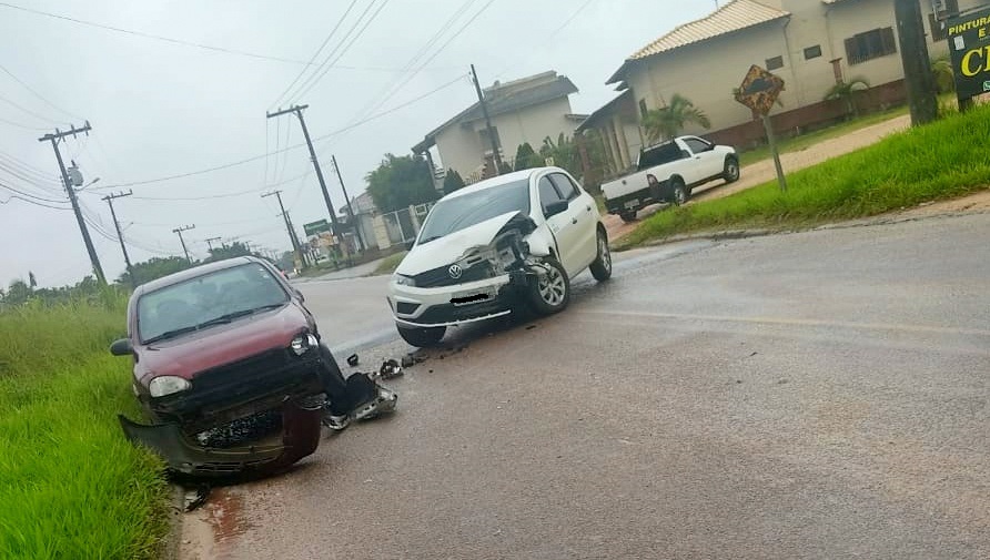 Óleo na pista causa acidentes no Olho D'Água