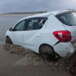 Veículo é retirado do mar no Balneário Torneiro após ficar submerso (VÍDEO)