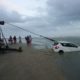 Veículo é retirado do mar no Balneário Torneiro após ficar submerso (VÍDEO)