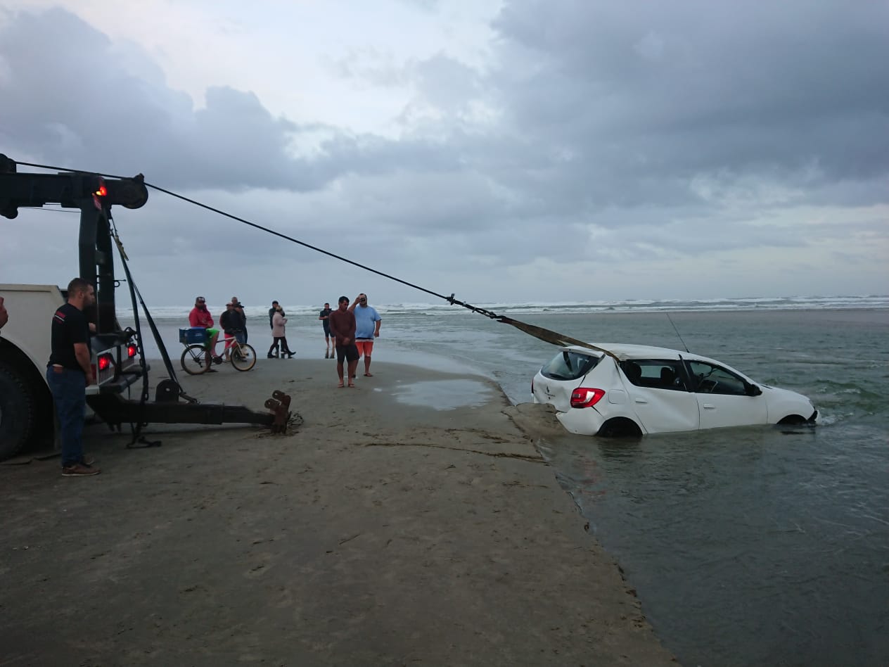 Veículo é retirado do mar no Balneário Torneiro após ficar submerso (VÍDEO)