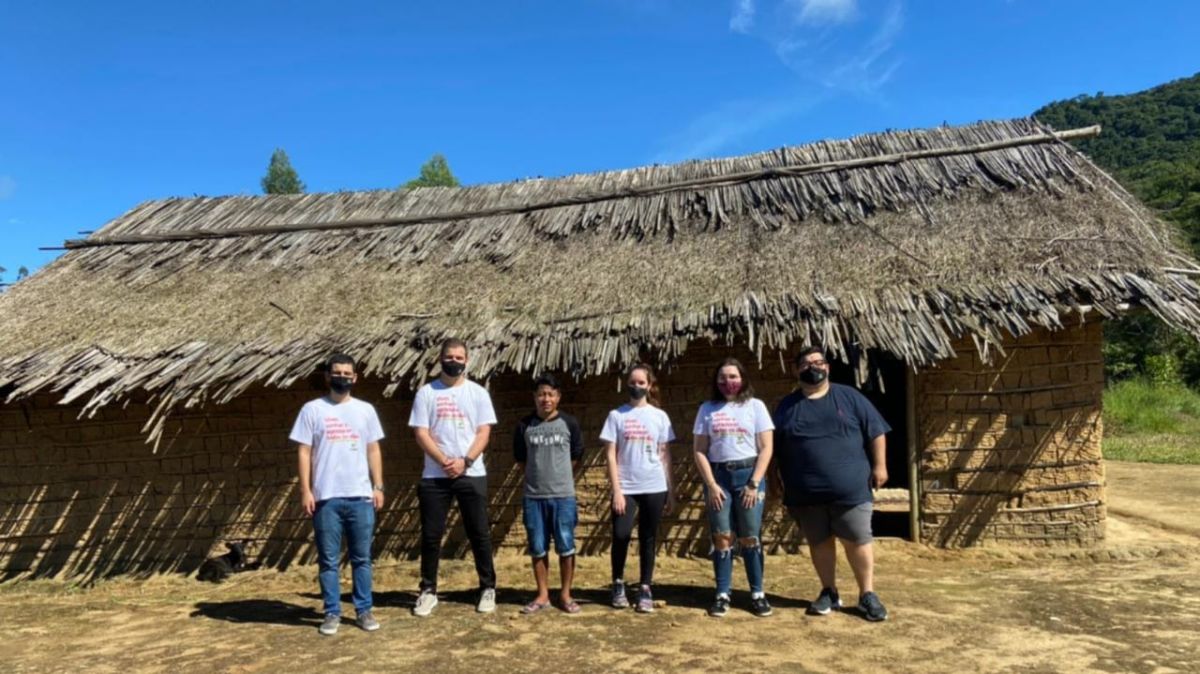 Estudantes da Unesc entregam doações para aldeia indígena