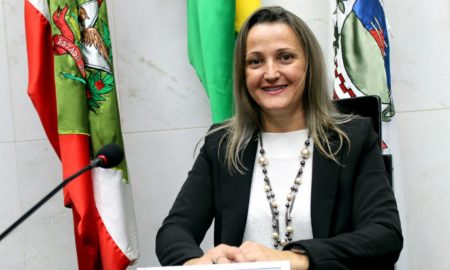 Vereadora Simoni registra seu nome para disputar presidência da Câmara