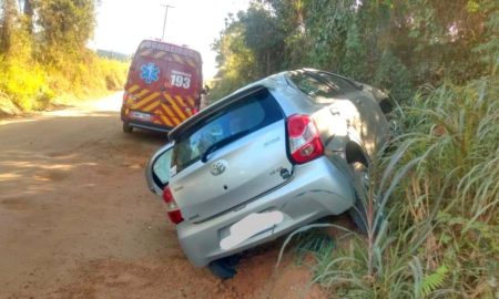 Motorista é encaminhada para o hospital após bater em barranco