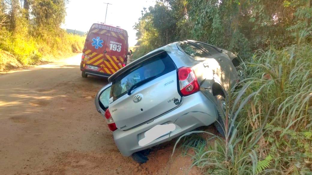 Motorista é encaminhada para o hospital após bater em barranco