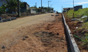 Moradores de mais uma rua de Mina Fluorita são beneficiados com pavimentação