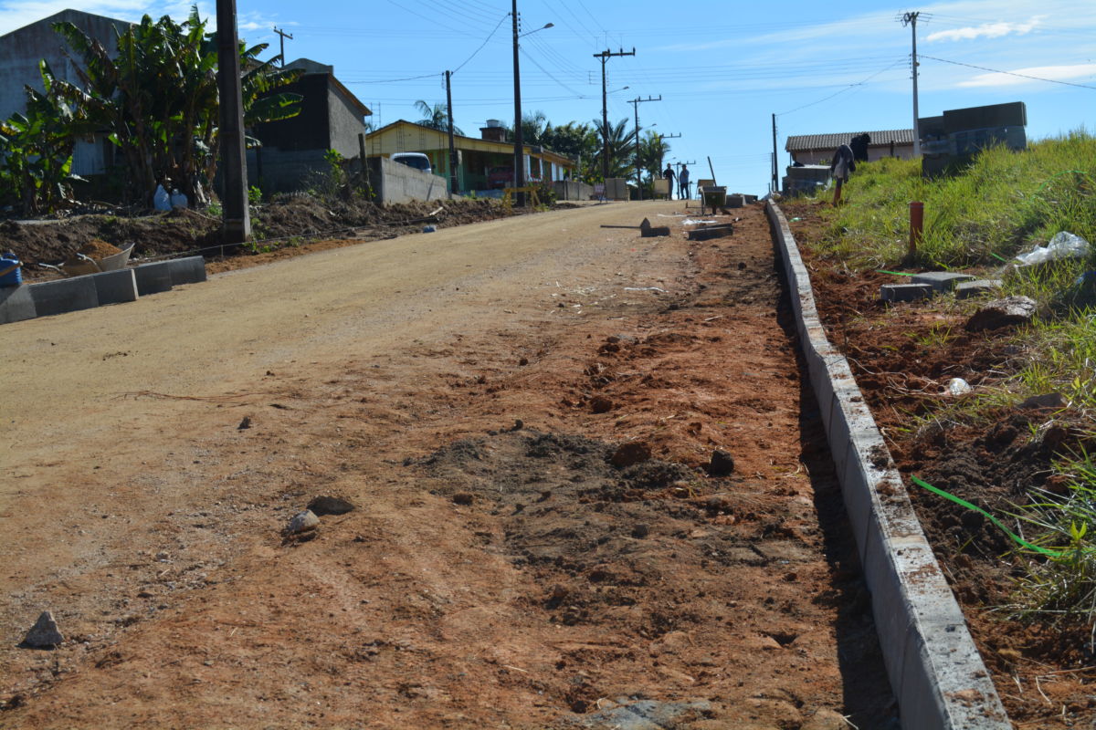 Moradores de mais uma rua de Mina Fluorita são beneficiados com pavimentação