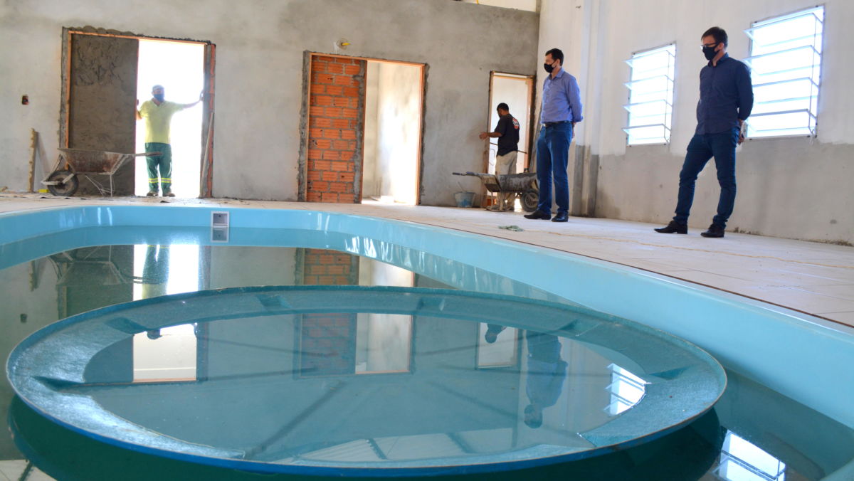 Construção de piscina hidroterápica na reta final em Morro da Fumaça