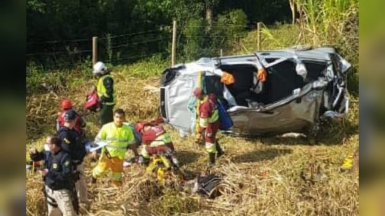 Samu de Morro da Fumaça atende capotamento com morte na BR-101