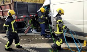 Bombeiros de Morro da Fumaça auxiliam desencarceramento de motorista na BR-101