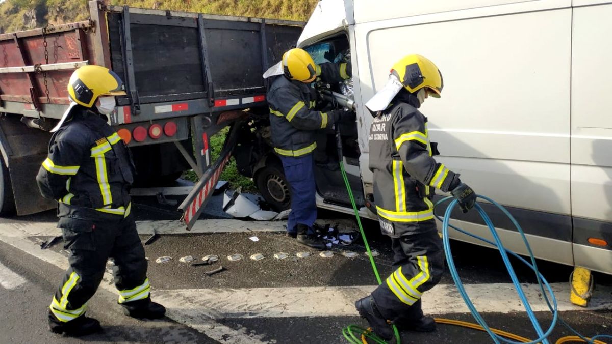 Bombeiros de Morro da Fumaça auxiliam desencarceramento de motorista na BR-101