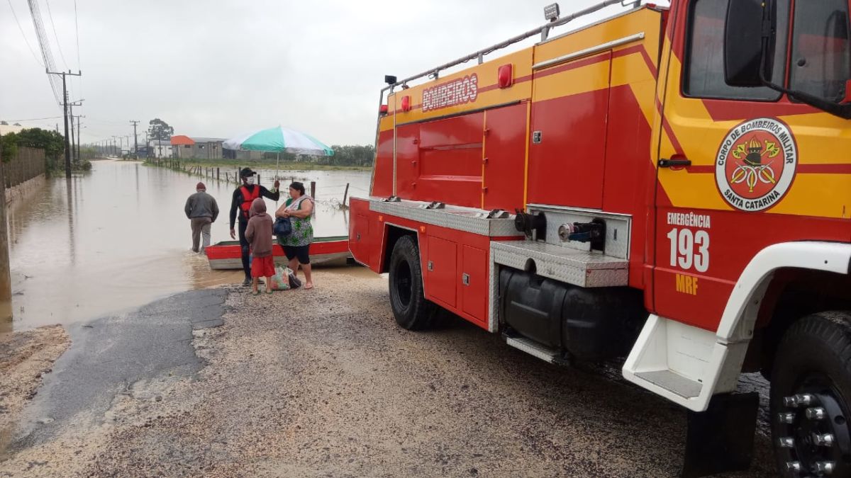 Corpo de Bombeiros resgata mulher e seu neto após inundação no Bairro Capelinha (VÍDEO)