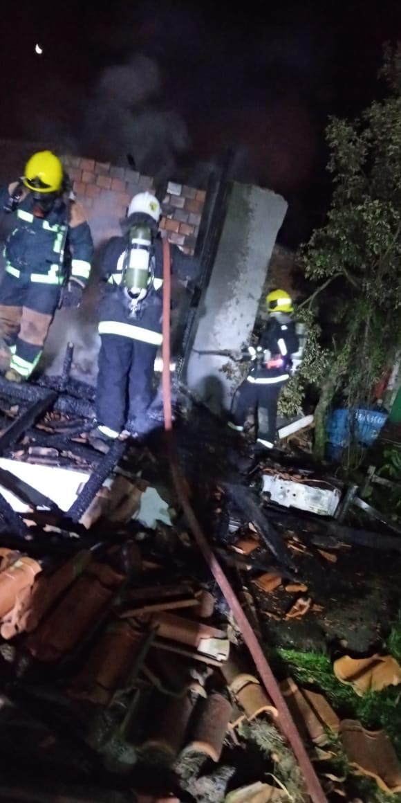 Casa pega fogo no Balneário Esplanada