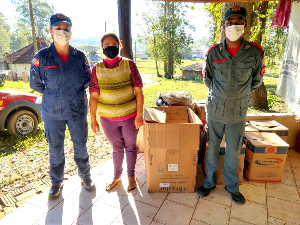 Corpo de Bombeiros de Morro da Fumaça entrega doações recebidas na Campanha do Agasalho