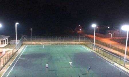 Iluminação da Praça de Esportes já beneficia a comunidade