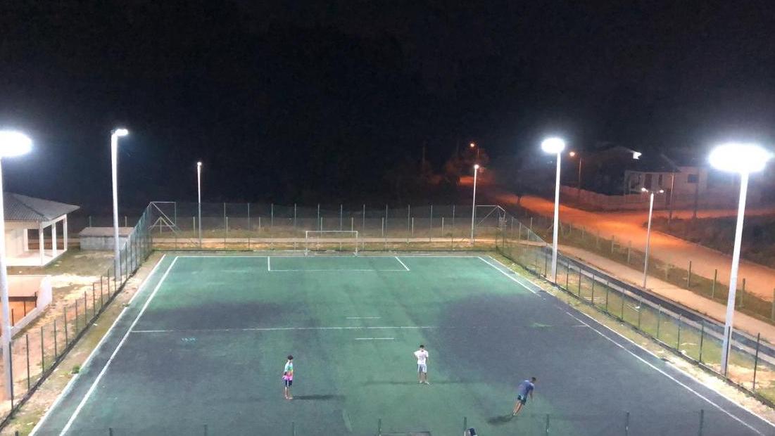 Iluminação da Praça de Esportes já beneficia a comunidade