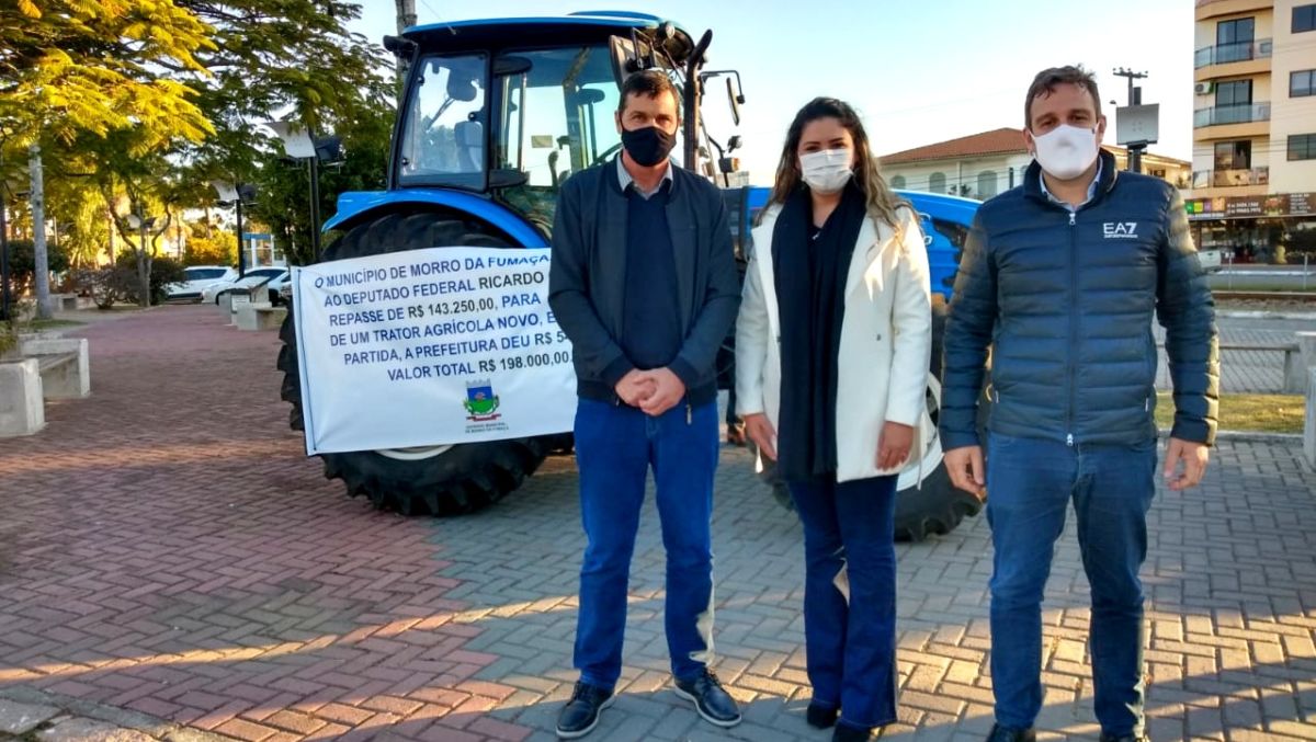 Agricultores de Morro da Fumaça são beneficiados com novo trator