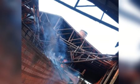Bombeiros de Morro da Fumaça combatem incêndio em olaria