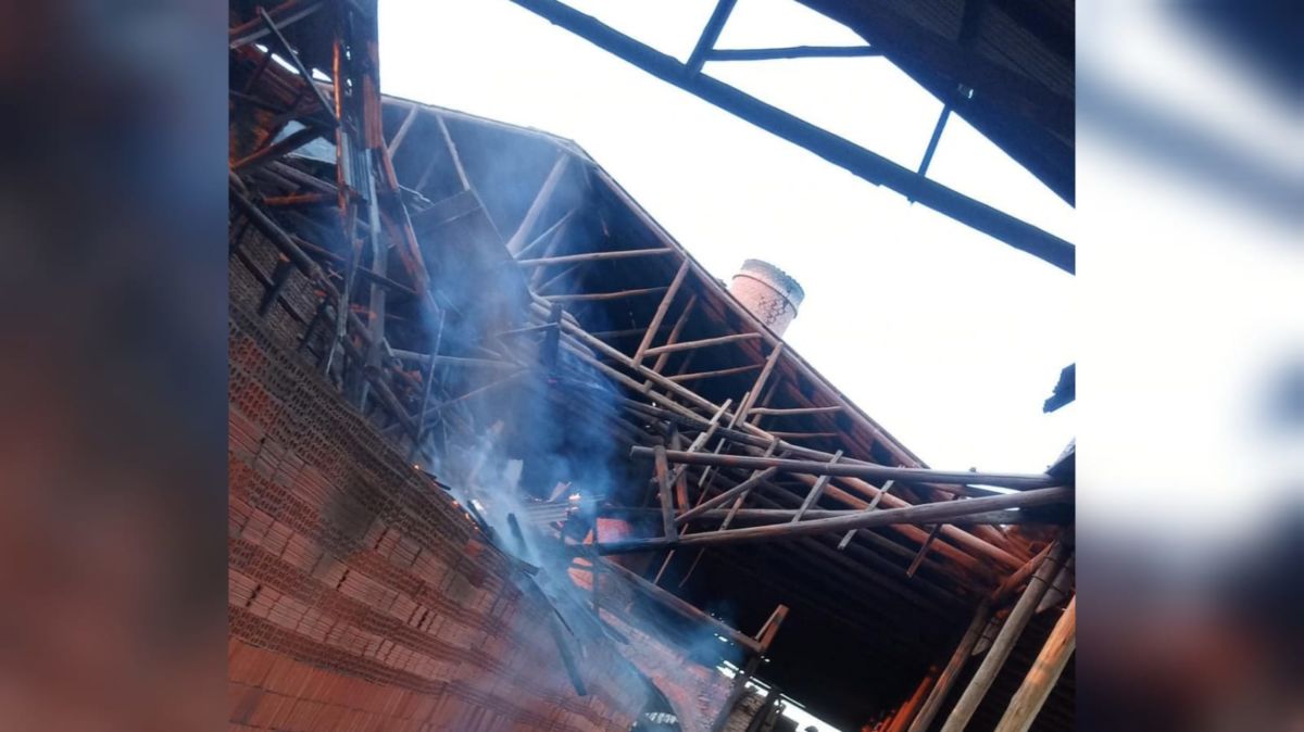 Bombeiros de Morro da Fumaça combatem incêndio em olaria