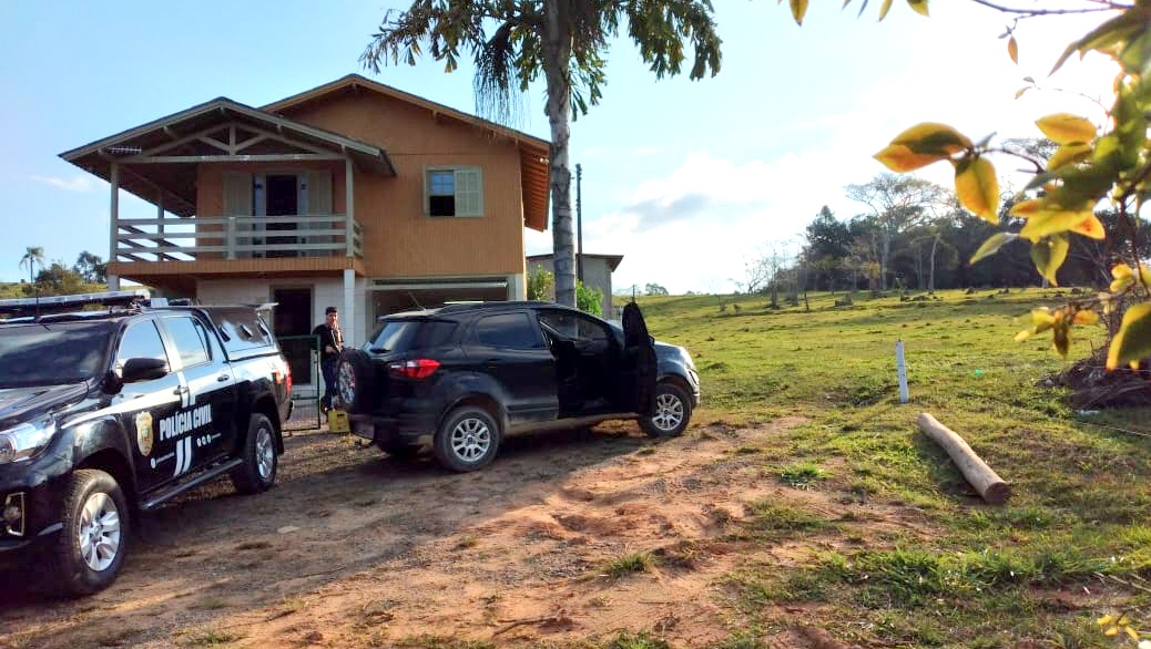 Em Morro da Fumaça, cinco presos, 10 mil garrafas de cerveja apreendidas e chefe da quadrilha foragido