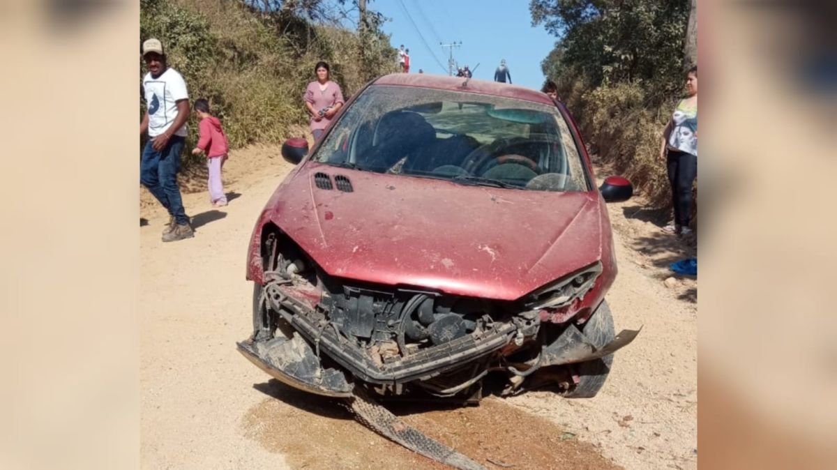 Motorista fica ferido após capotamento no Bairro Barracão