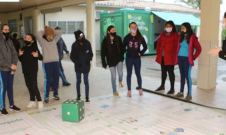 Programa de Eficiência Energética nas escolas entrega cartilhas aos alunos da Pietro Maccari