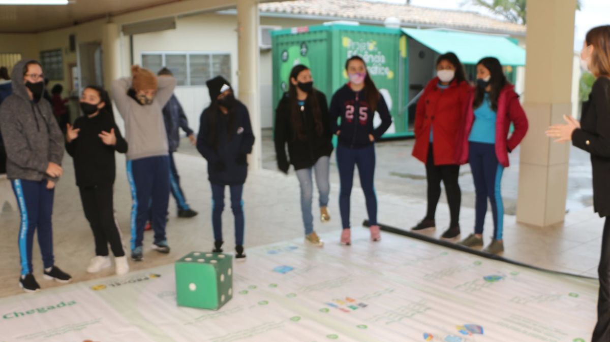 Programa de Eficiência Energética nas escolas entrega cartilhas aos alunos da Pietro Maccari