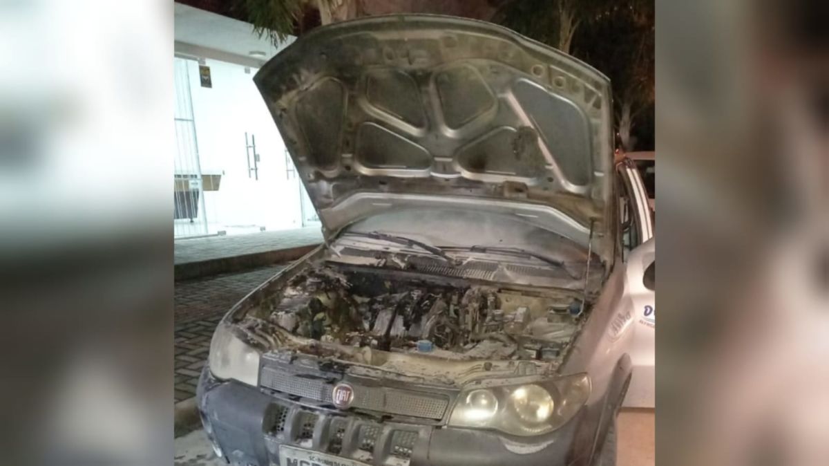 Carro pega fogo no Bairro Jussara