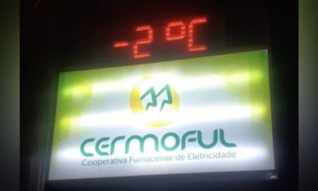 Termômetro de rua marca temperatura negativa em Morro da Fumaça