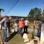 De forma voluntária, moradores fazem a jardinagem no Centro Comunitário de Linha Torrens