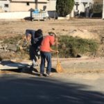 De forma voluntária, moradores fazem a jardinagem no Centro Comunitário de Linha Torrens