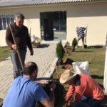 De forma voluntária, moradores fazem a jardinagem no Centro Comunitário de Linha Torrens