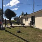 De forma voluntária, moradores fazem a jardinagem no Centro Comunitário de Linha Torrens