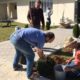 De forma voluntária, moradores fazem a jardinagem no Centro Comunitário de Linha Torrens