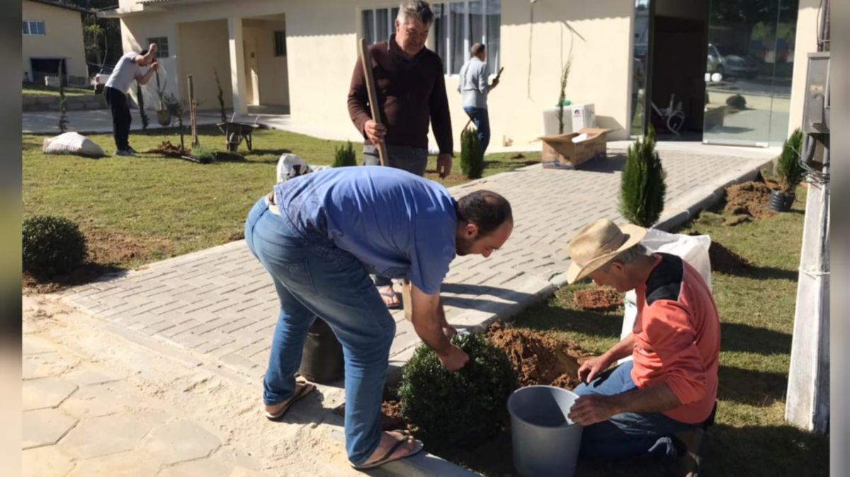 De forma voluntária, moradores fazem a jardinagem no Centro Comunitário de Linha Torrens