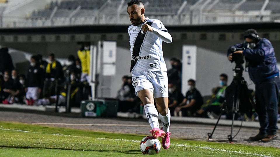 Ponte Preta vence com gol nos acréscimos do fumacense Moisés Vieira