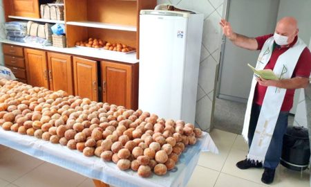 Padre Itamar Mazzucco abençoa sonhos da Festa de São Roque (VÍDEO)