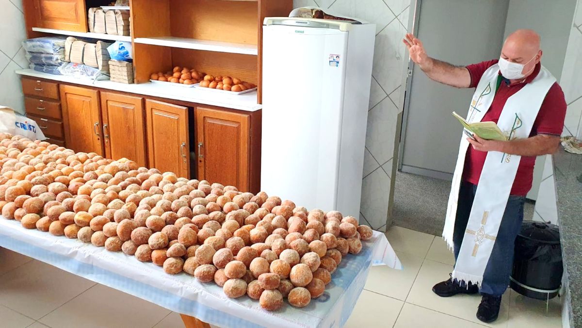 Padre Itamar Mazzucco abençoa sonhos da Festa de São Roque (VÍDEO)