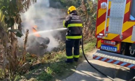 Bombeiros de Morro da Fumaça socorrem vítimas de capotamento na Genésio Mazon