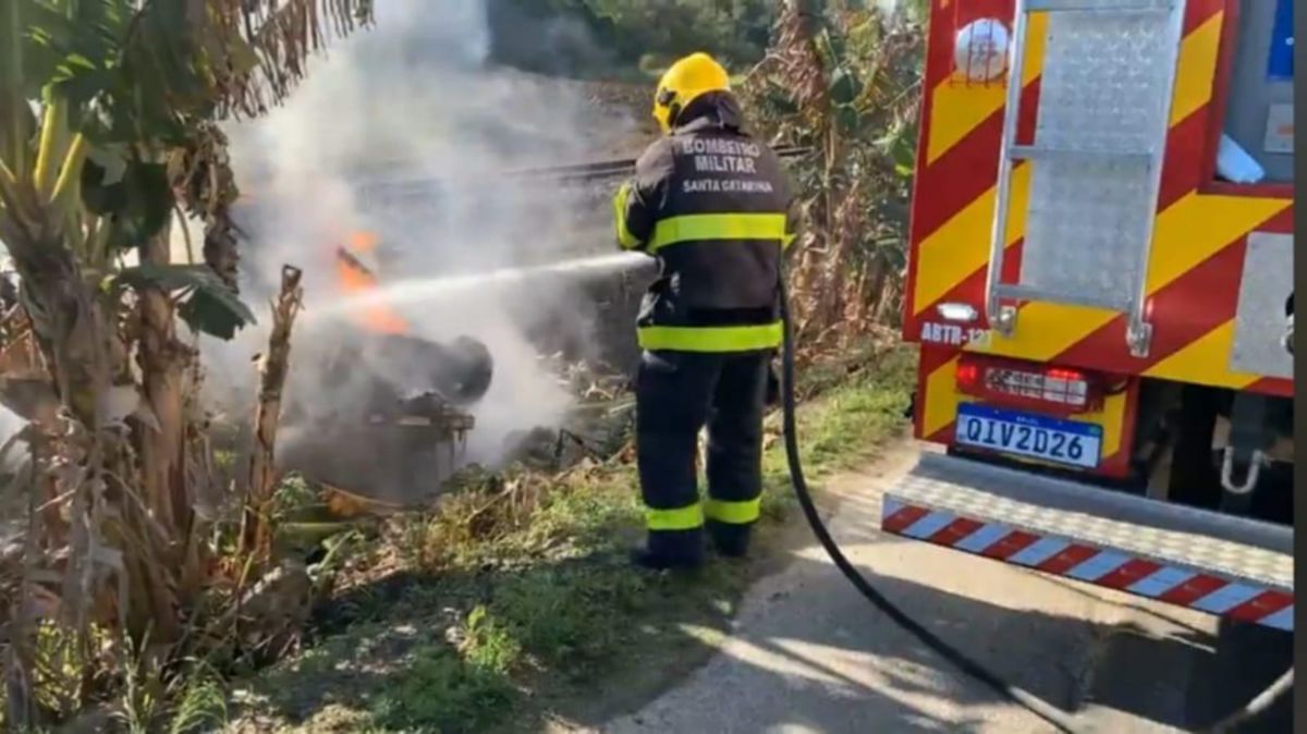 Bombeiros de Morro da Fumaça socorrem vítimas de capotamento na Genésio Mazon