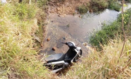 Motociclista perde o controle e cai em riacho na Genésio Mazon