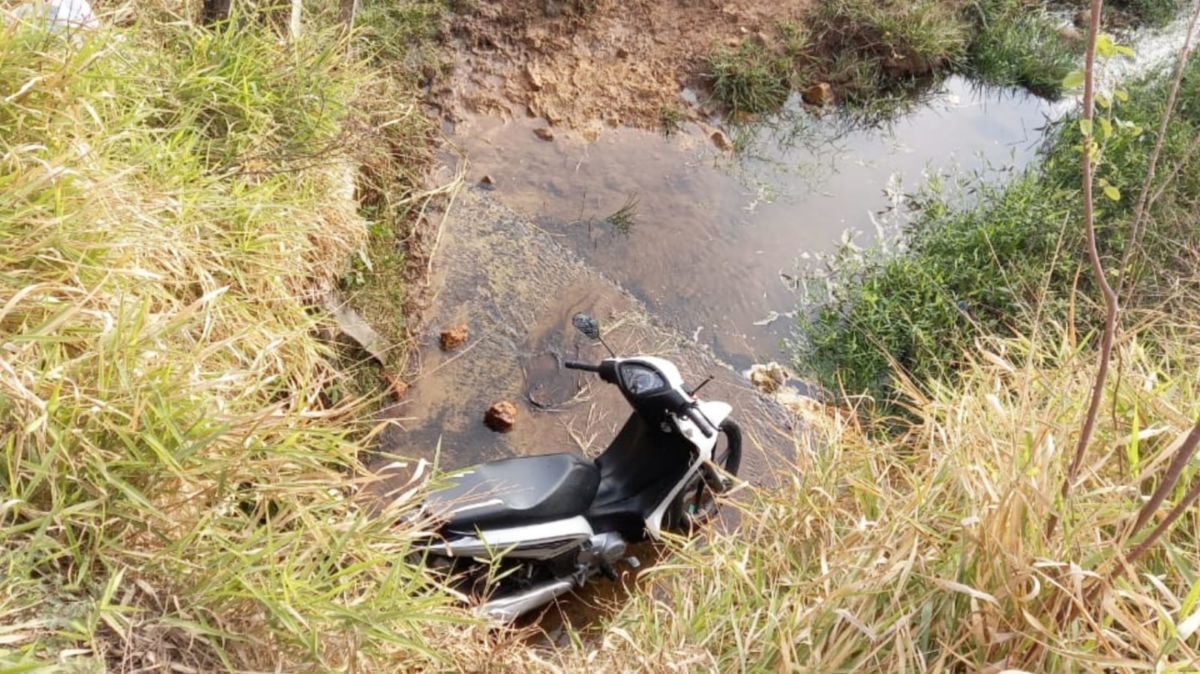 Motociclista perde o controle e cai em riacho na Genésio Mazon