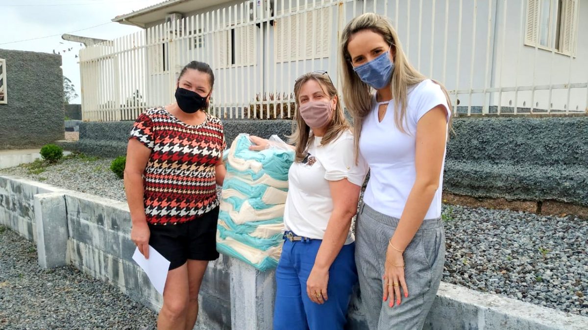 Mulheres dos Clubes de Mães recebem materiais para confecção de trabalhos